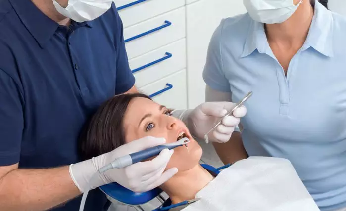 Аппарат “Вектор” используется для лечения заболеваний десен (пародонтоза) и чистки зубов.