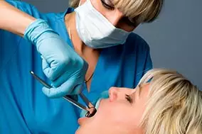 Удаление зубов проводит стоматолог-хирург.