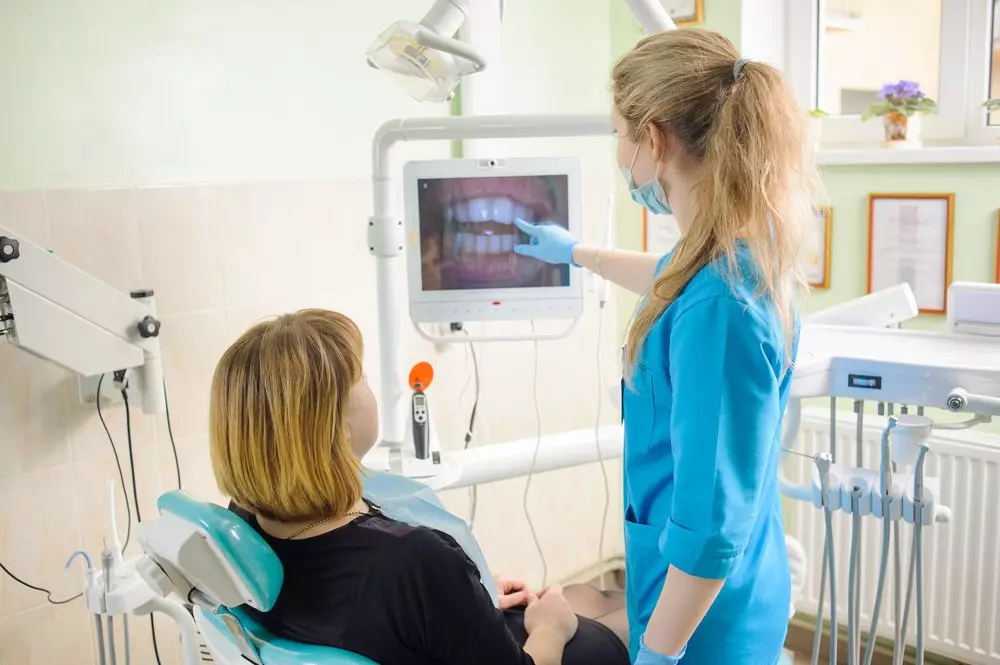 Качество реставрации зависит от квалификации стоматолога, материалов и оснащения стоматологии.