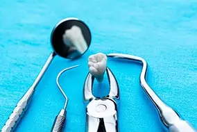 Удаление зуба проводится специальными стоматологическими инструментами.