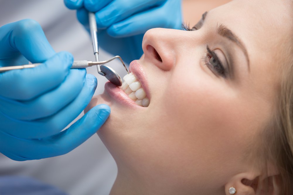 Цена на реставрацию зубов зависит от степени разрушения зуба и используемых материалов.