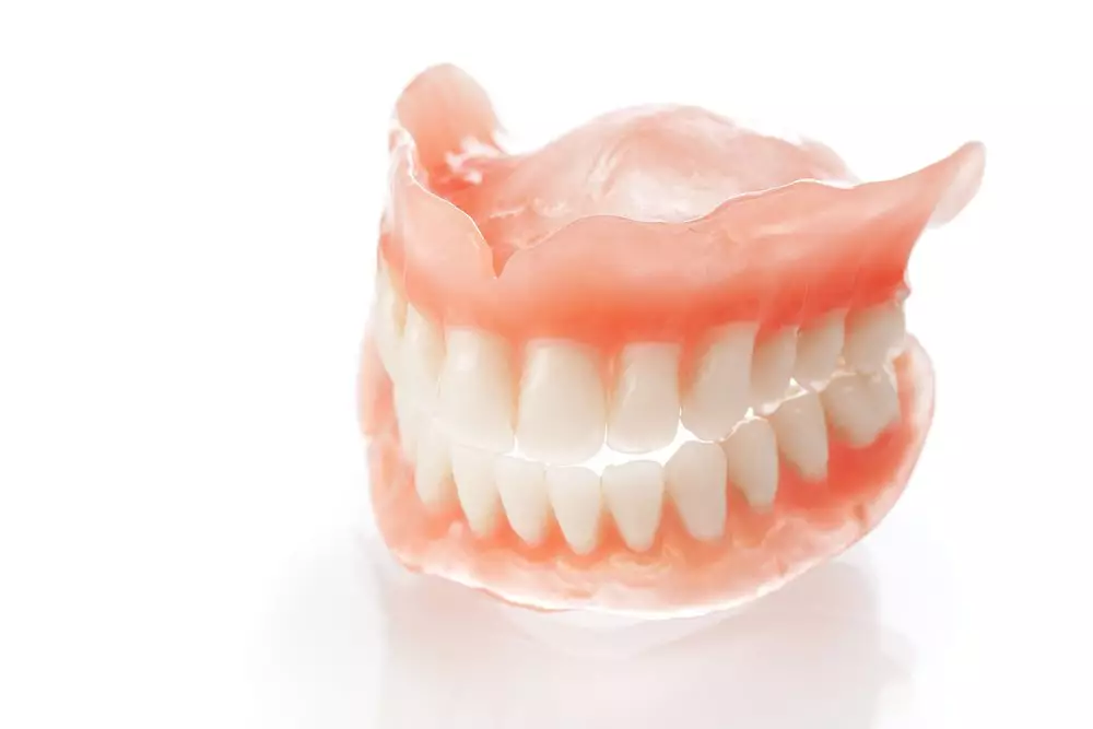 Методика изготовления съемного зубного протеза определяется исходя из состояния ротовой полости, а также финансовой возможности пациента.