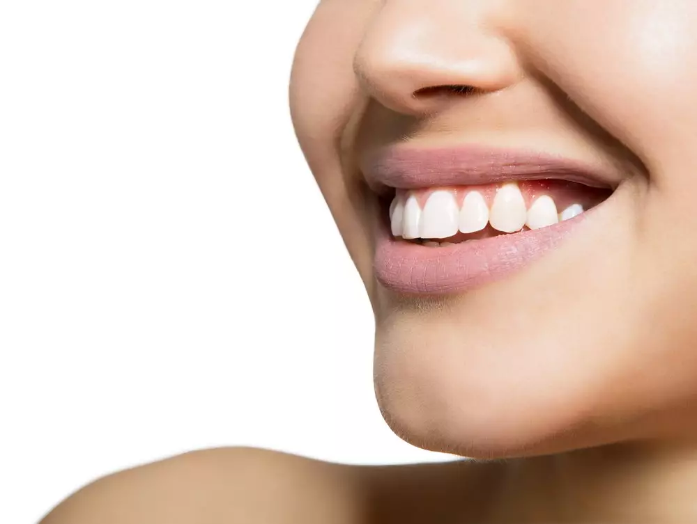 Отбеливание зубов современными методами наносит минимальный вред зубам.